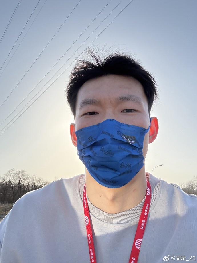 悠閑！周琦騎京牌電動車出行：太陽出來了 開京牌兜兜風(fēng)！