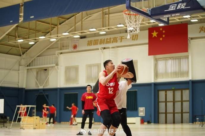 中國籃球之隊官博：大塊頭 大能量 祝李炎哲25歲生日快樂！