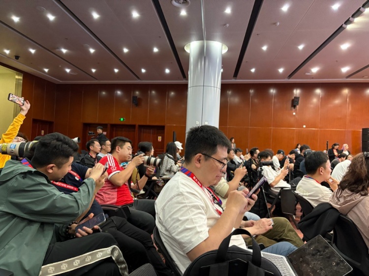 萬眾矚目！記者擠滿國足賽前新聞發(fā)布廳，賽場記者預(yù)計超300人