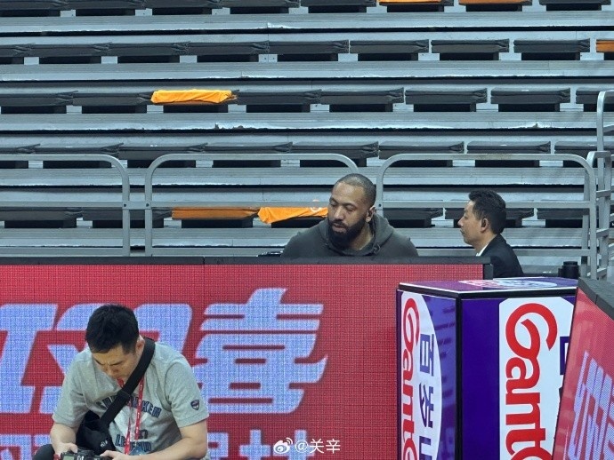 今晚不打？廣東主場迎戰(zhàn)廣廈 吉倫沃特一身便裝現(xiàn)身球館