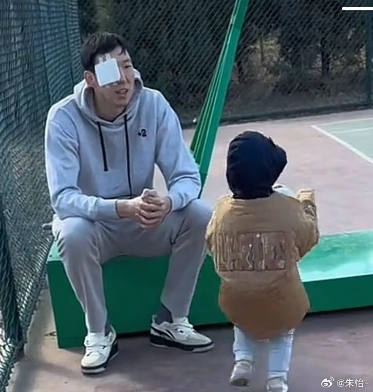 顧家好男人！記者曬出周琦手術(shù)后回歸家庭帶娃照片