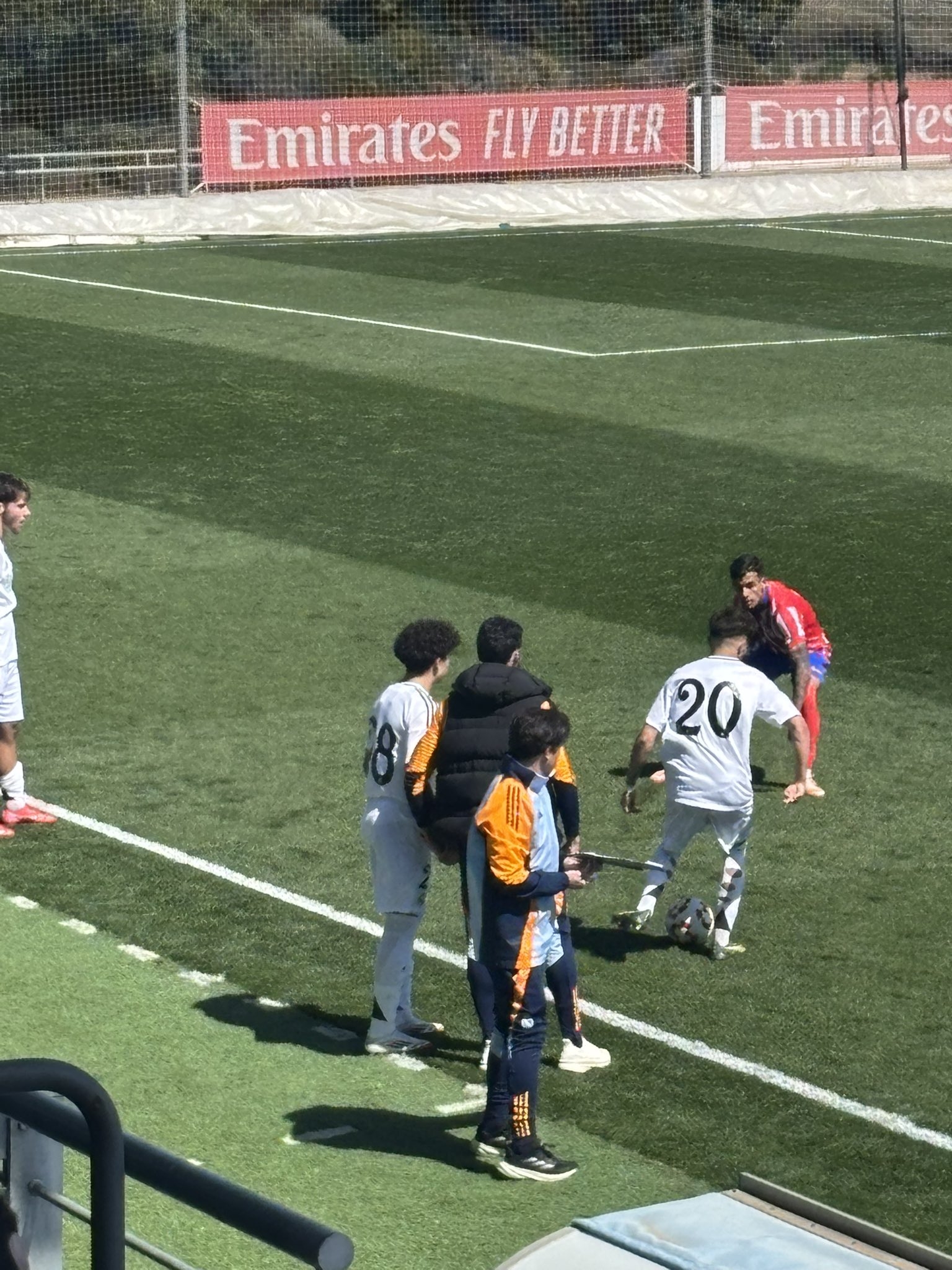 天賦滿滿！馬塞洛15歲兒子恩佐皇馬U19首秀，登場5分鐘腳后跟助攻