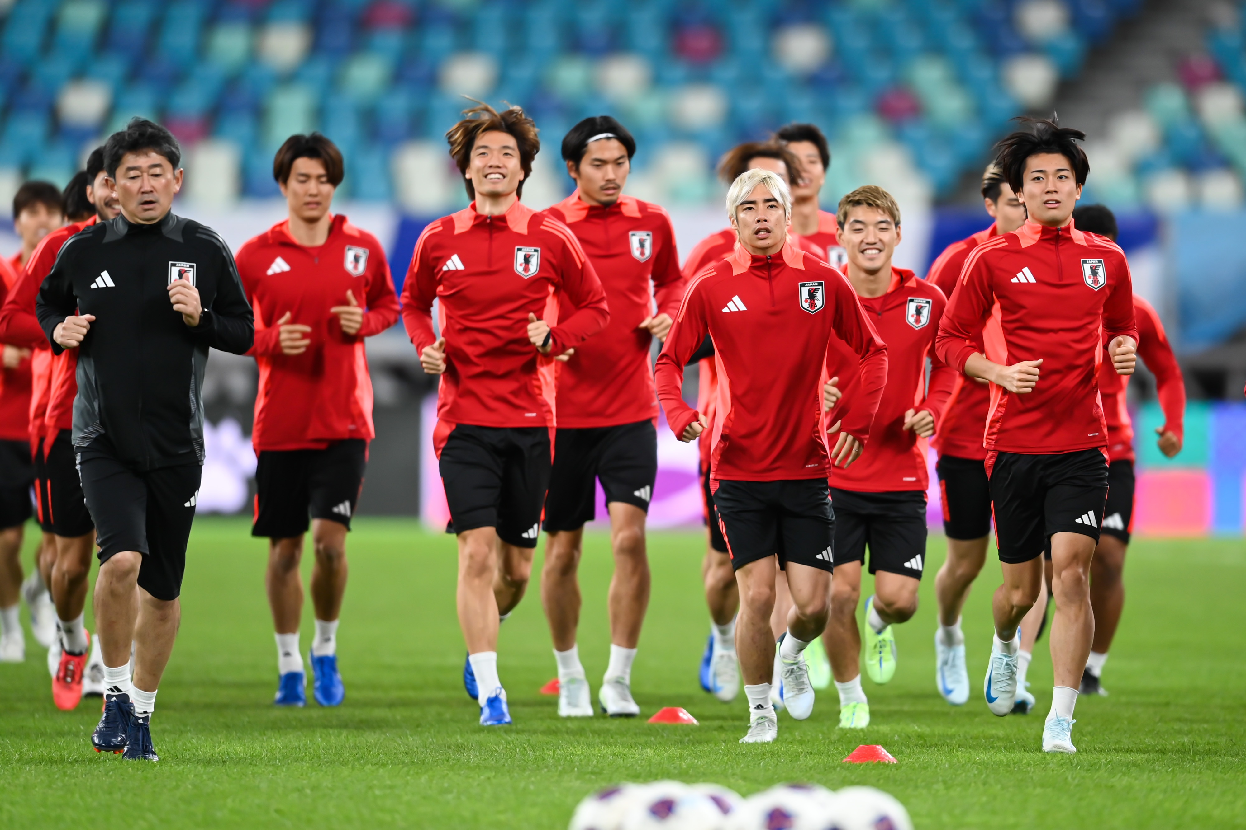 日媒：日本隊今日進行賽前一日踩場訓練，三笘薰和長友佑都缺席
