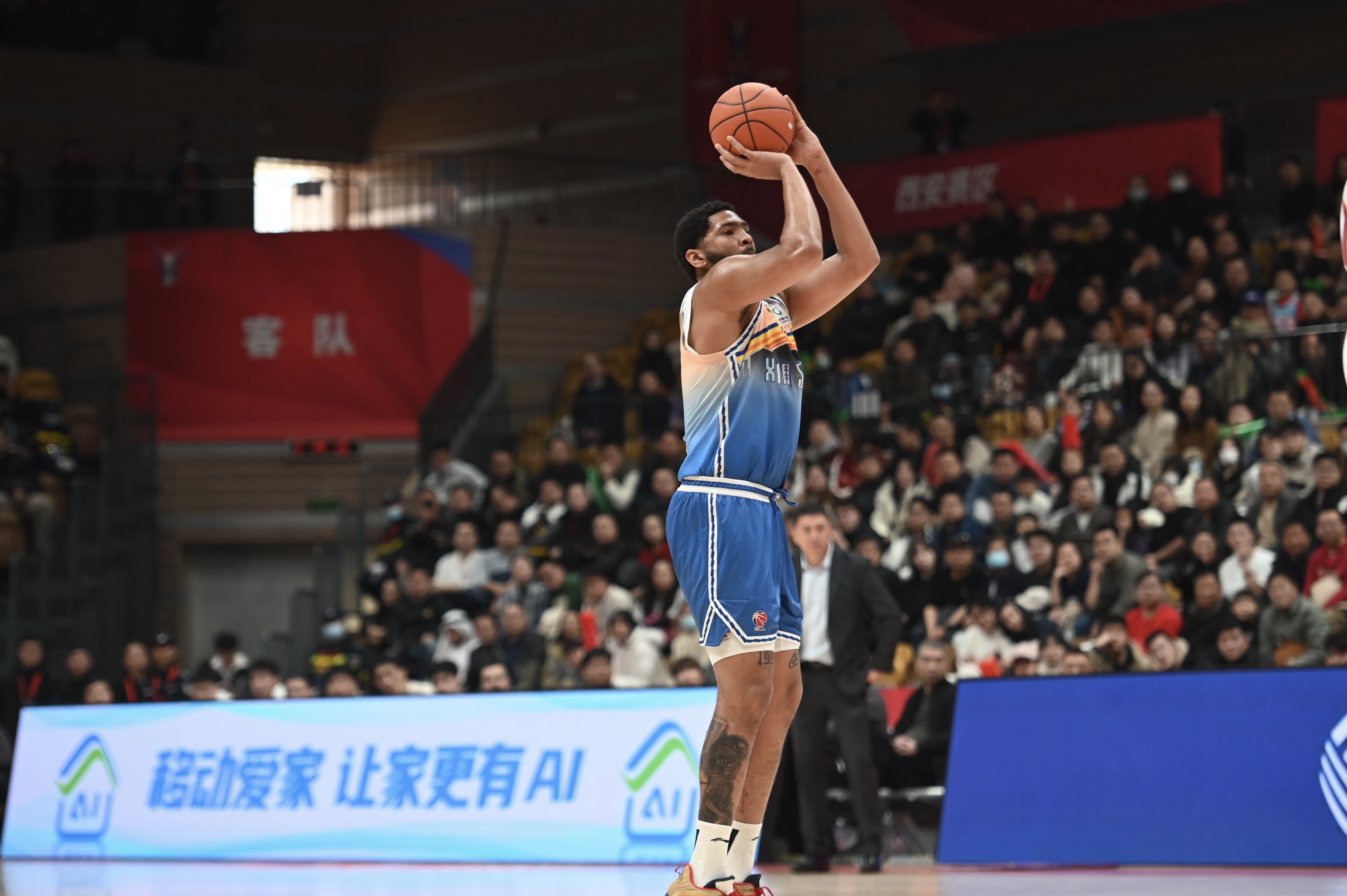 率先發(fā)力！新疆外援勞森首節(jié)7中5拿到11分 三分2中1