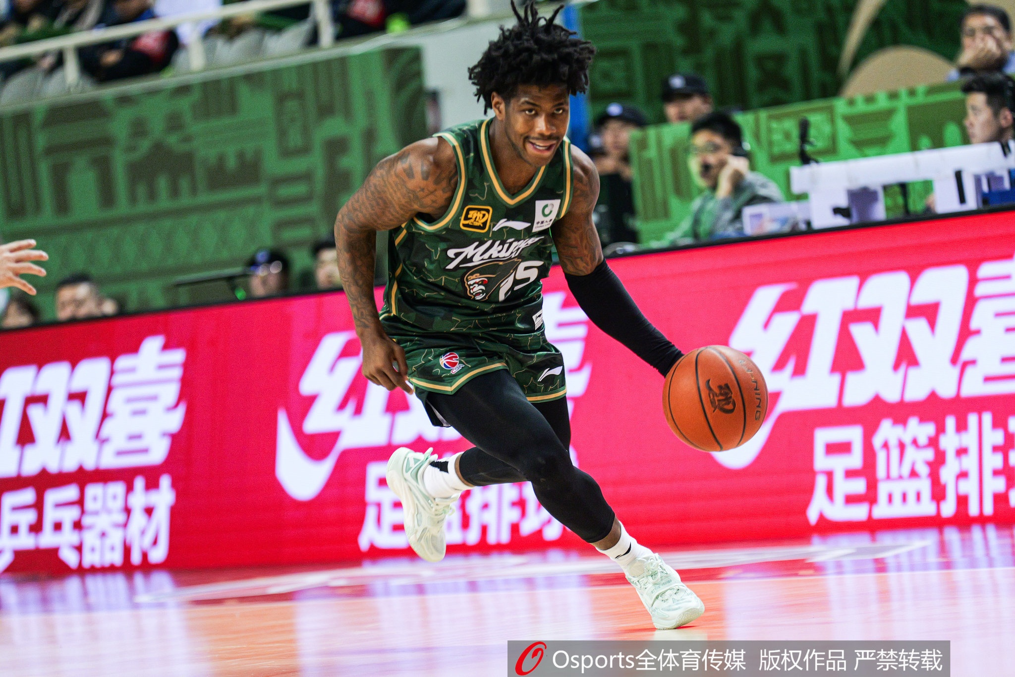 這外援猛得很！肯德里克-戴維斯16投12中&罰球18中15砍43分6板9助